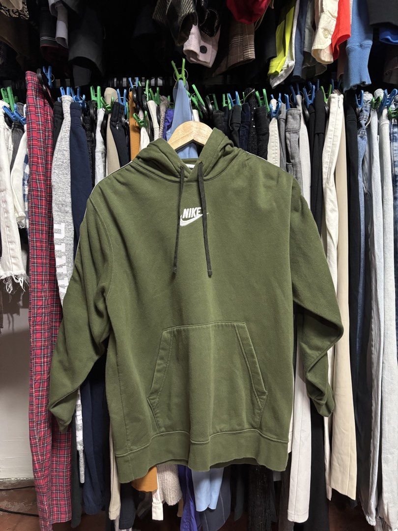NIKE hoodie jacket (Category: Coats, Jackets and Outerwear) located in Pila. Submitted by isabelasthriftclothes (Listing ID 1466490290, Image 1). Description: .