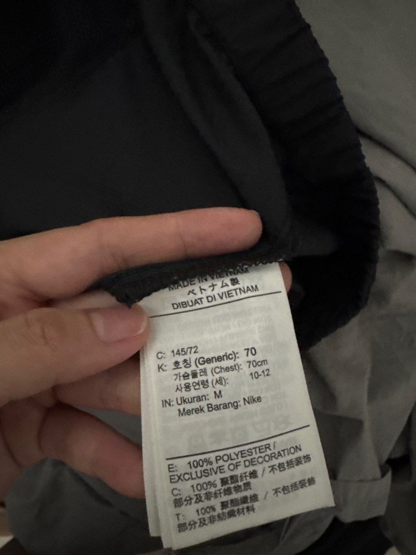 Nike Hoodie jacket for kids (Category: Coats, Jackets and Outerwear) located in Bulacan. Submitted by tataseret (Listing ID 1466393992, Image 3). Description: Size medium for kids. .