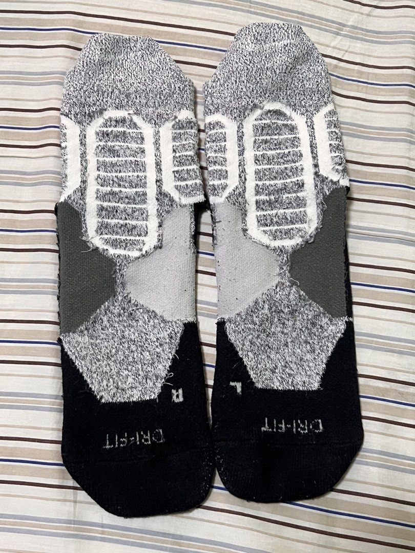Nike Hyper Elite Dri-FIT Basketball Socks (Category: Socks) located in Tanza. Submitted by shunsuiiii (Listing ID 1466448926, Image 1). Description: - Condition: 8.5/10 MOP: Maribank/Gotyme .