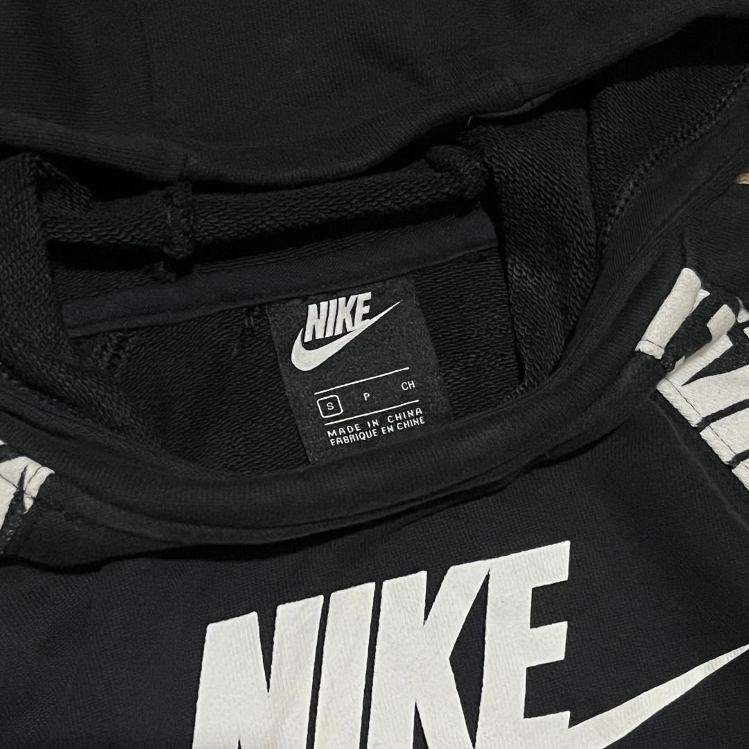 NIKE PULLOVER HOODIE (Category: Coats, Jackets and Outerwear) located in Quezon. Submitted by ejay.thrift.clothes (Listing ID 1466469982, Image 3). Description: SMALL 15 X 22.5 NO ISSUE COLOR RATE: 9/10 EXCELLENT CONDITION FRESHLY WASHED READY TO WEAR # 315.