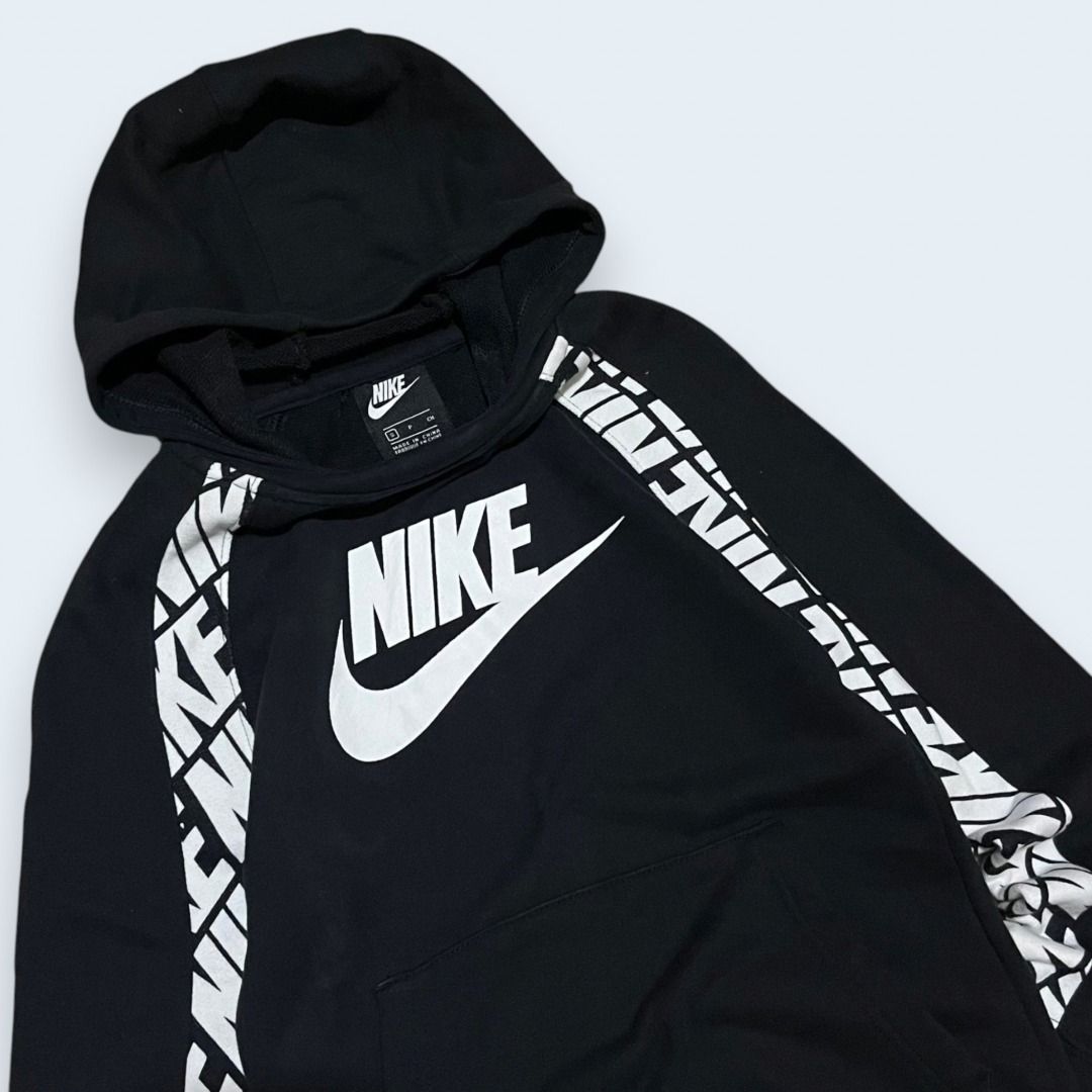 NIKE PULLOVER HOODIE (Category: Coats, Jackets and Outerwear) located in Quezon. Submitted by ejay.thrift.clothes (Listing ID 1466469982, Image 2). Description: SMALL 15 X 22.5 NO ISSUE COLOR RATE: 9/10 EXCELLENT CONDITION FRESHLY WASHED READY TO WEAR # 315.