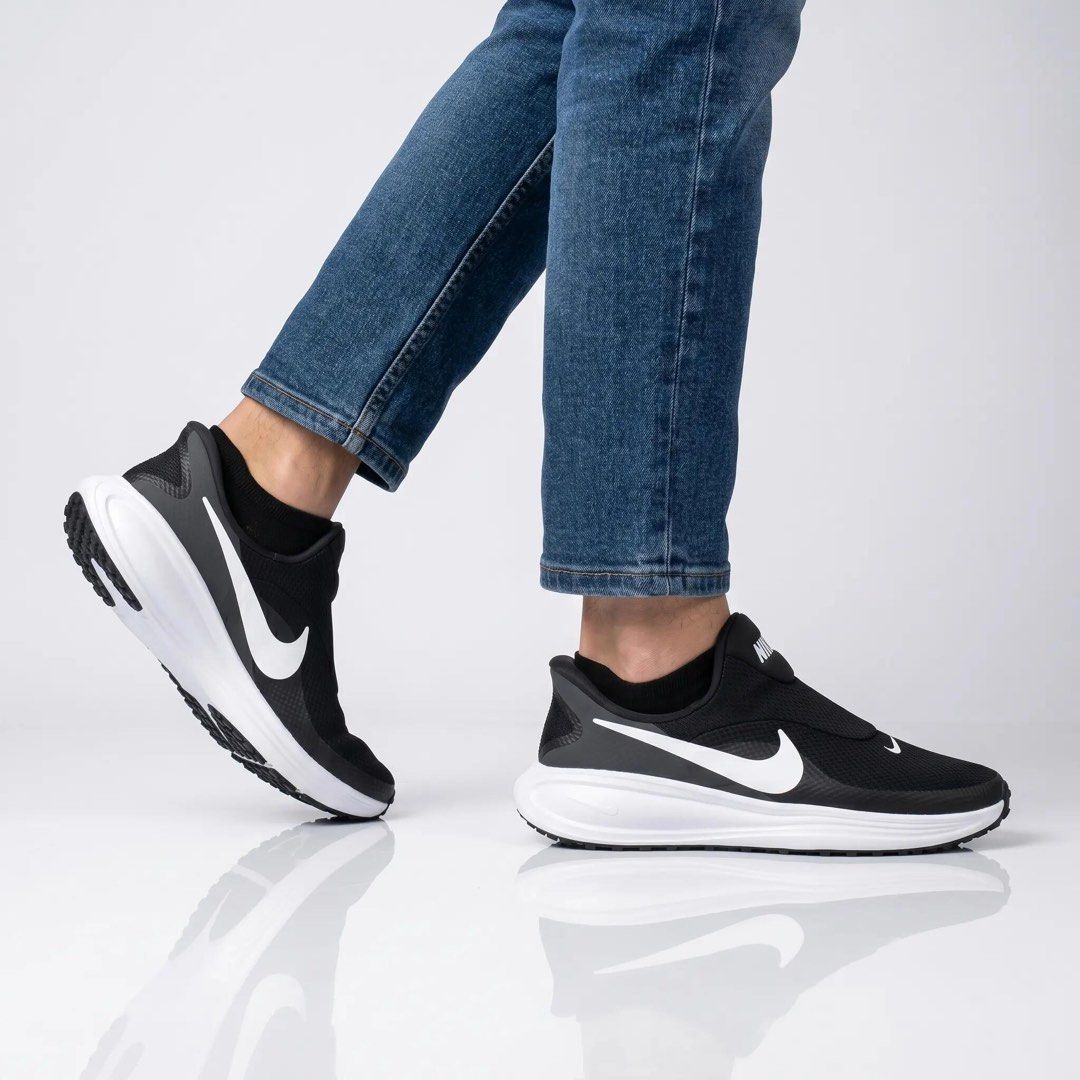 Nike Revolution 8 Easy-on (slip-on) (Category: Sneakers) located in Daraga. Submitted by cariboy_1125 (Listing ID 1466435657, Image 1). Description: US 9 EUR 42.5 27 CM Slight scratches .