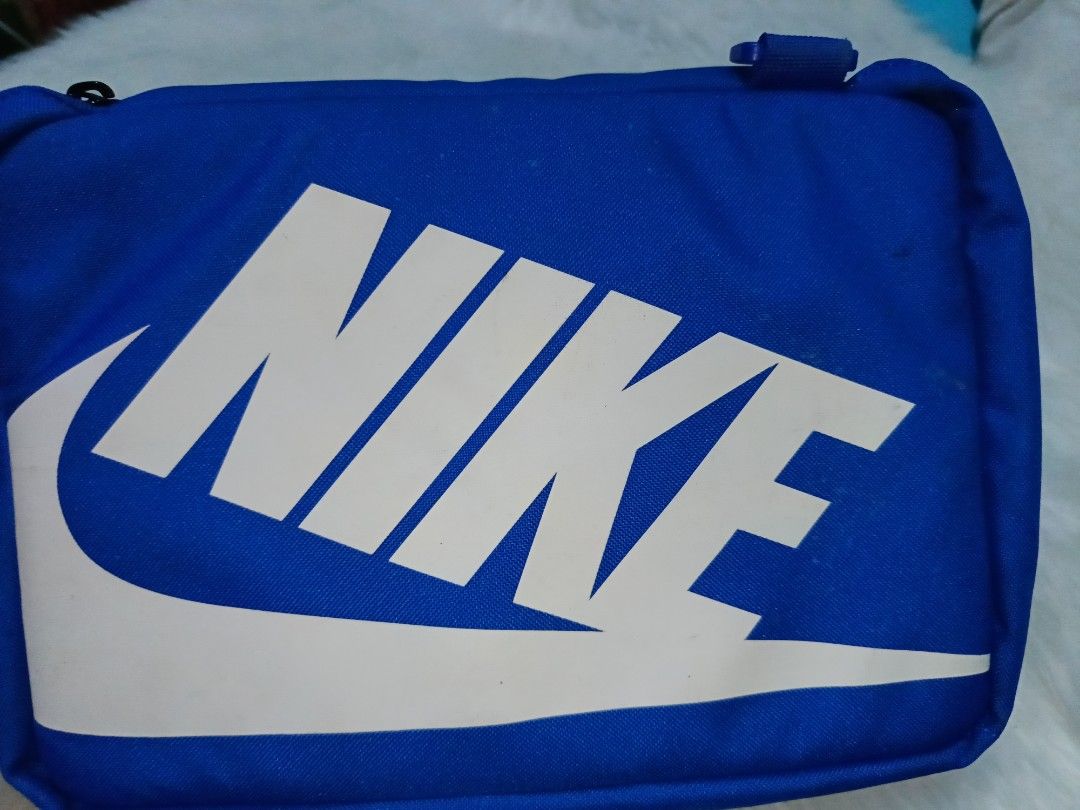 Nike shoe bag 8L (Category: Tote Bags) located in Tayug. Submitted by quennyscollection (Listing ID 1466389258, Image 1). Description: - 100% Authentic Nike Shoe box with original tags attached - Eye-catching bright blue design with a large white Nike logo - Convenient top carrying handle for easy transport - Practical interior mesh zip pocket and built-in organizers - Model: DV6092-480 - Perfect for school, work, or gym use!.