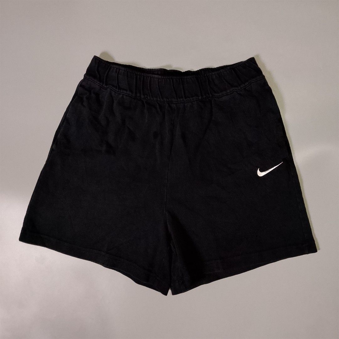 NIKE SHORTS (Category: Shorts) located in Taguig. Submitted by 8kthrifter (Listing ID 1466460719, Image 1). Description: NIKE SHORTS ▪️Waist: 28 (garterized) ▪️Length: 15 ▪️Color rate: 9/10 ▪️No issue ▪️Excellent Condition.