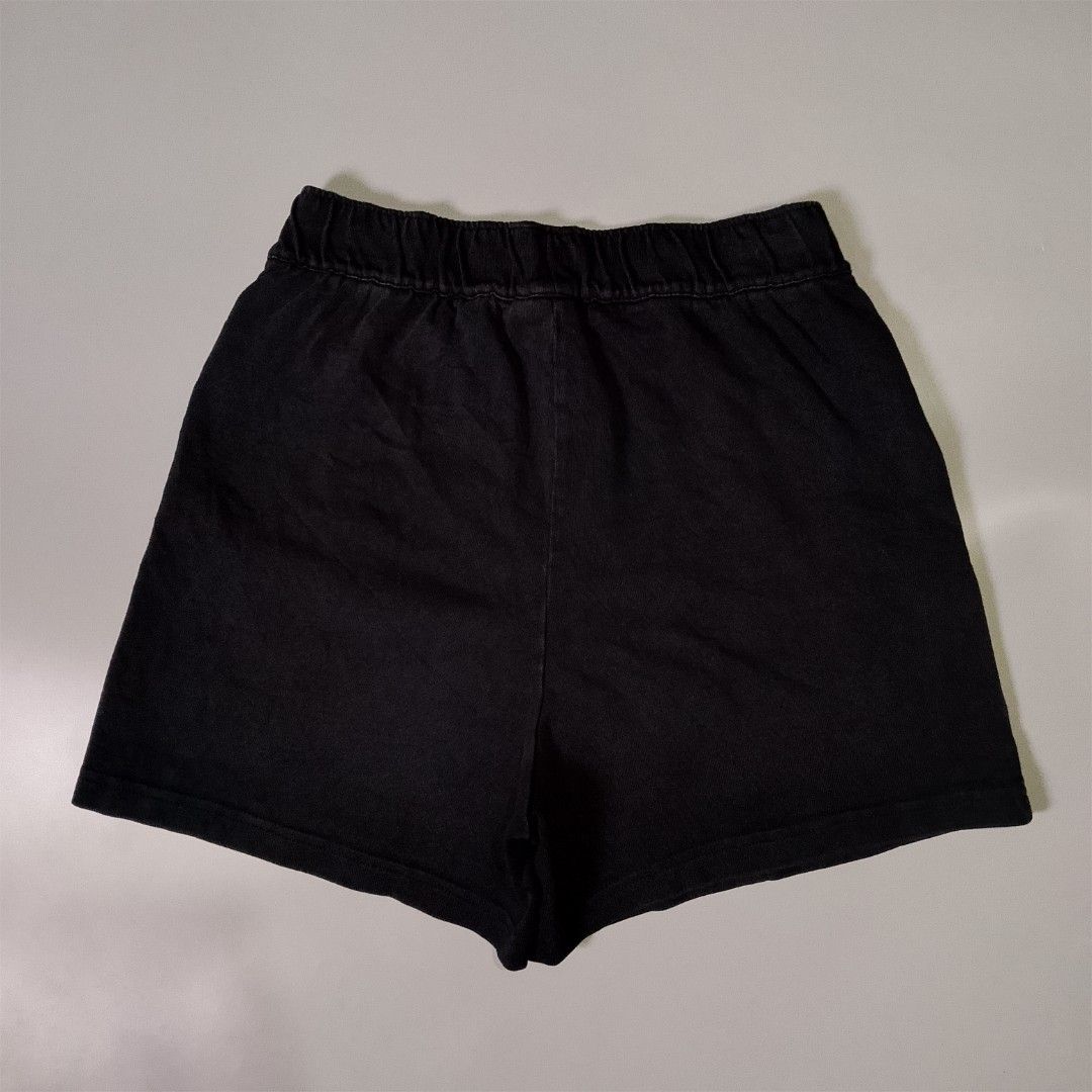 NIKE SHORTS (Category: Shorts) located in Taguig. Submitted by 8kthrifter (Listing ID 1466460719, Image 2). Description: NIKE SHORTS ▪️Waist: 28 (garterized) ▪️Length: 15 ▪️Color rate: 9/10 ▪️No issue ▪️Excellent Condition.