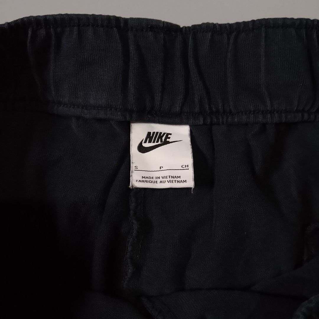 NIKE SHORTS (Category: Shorts) located in Taguig. Submitted by 8kthrifter (Listing ID 1466460719, Image 3). Description: NIKE SHORTS ▪️Waist: 28 (garterized) ▪️Length: 15 ▪️Color rate: 9/10 ▪️No issue ▪️Excellent Condition.