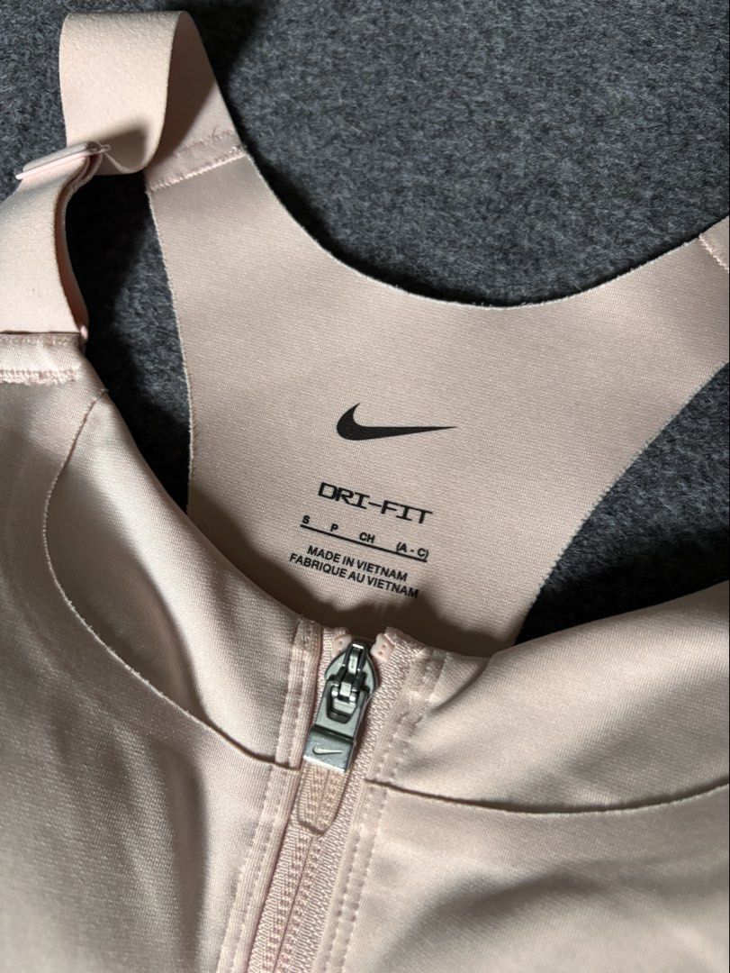 Nike Sports Bra (Category: Activewear) located in Cebu City. Submitted by suota_co_23 (Listing ID 1466539888, Image 2). Description: Nike Zip-Front Sports Bra Small minimal issue lock backhit.