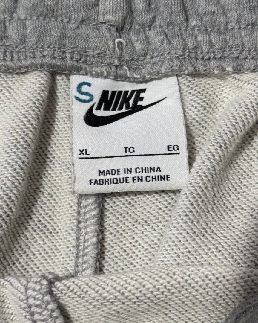 Nike Sweat Pants (Category: Sleep and Loungewear) located in Mandaluyong City. Submitted by jiadeclutters (Listing ID 1466483016, Image 2). Description: Nike Sweat Pants Dimensions Waist: 35-42 Length: 40.