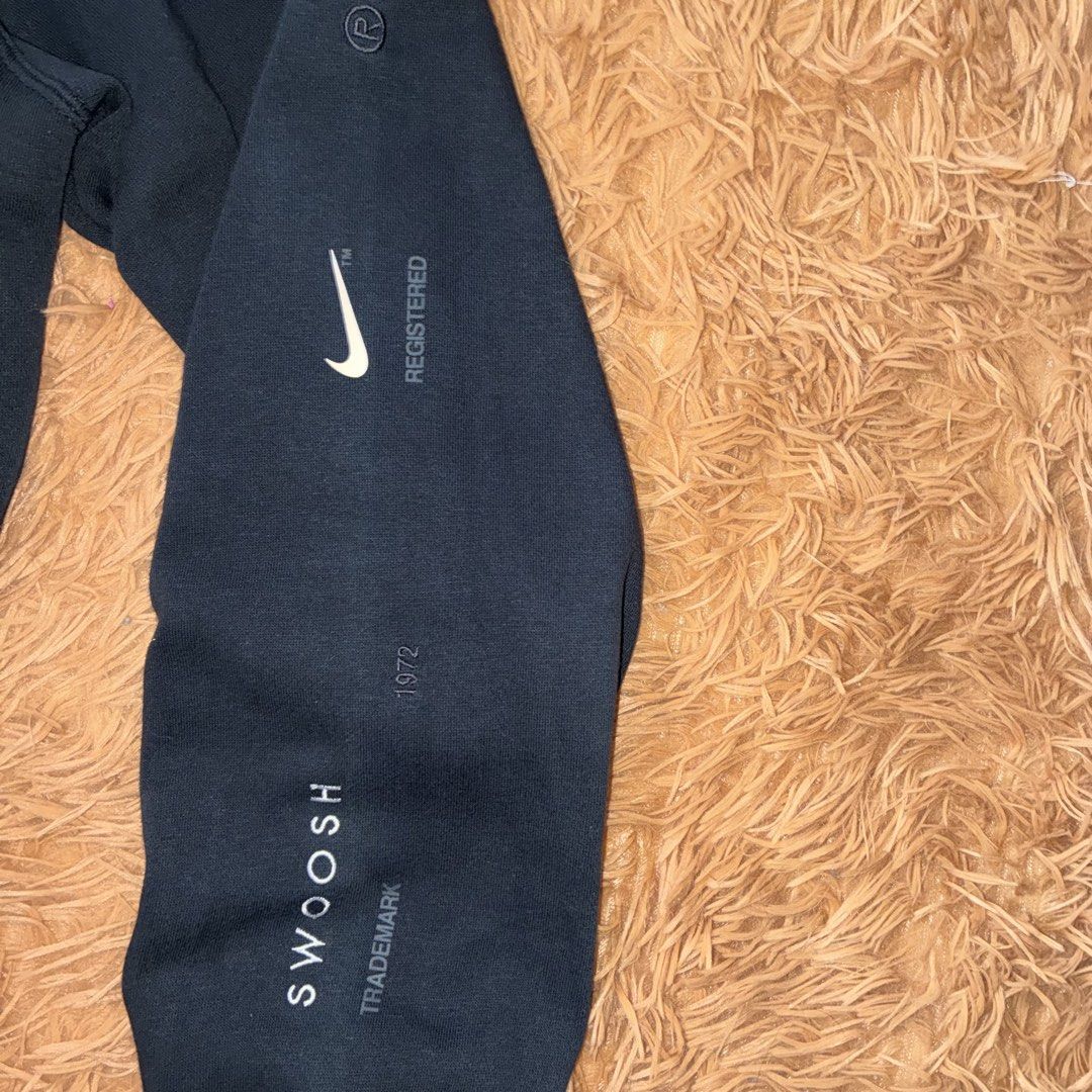 Nike Sweater (Category: Coats, Jackets and Outerwear) located in Nabua. Submitted by elevadoray (Listing ID 1466363835, Image 3). Description: Nike Sweater Medium (23 x 28.5 Inches) Excellent Condition (9.5/10) P500.