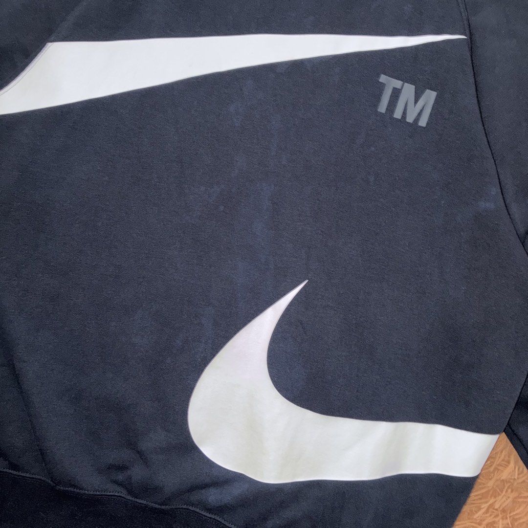Nike Sweater (Category: Coats, Jackets and Outerwear) located in Nabua. Submitted by elevadoray (Listing ID 1466363835, Image 2). Description: Nike Sweater Medium (23 x 28.5 Inches) Excellent Condition (9.5/10) P500.