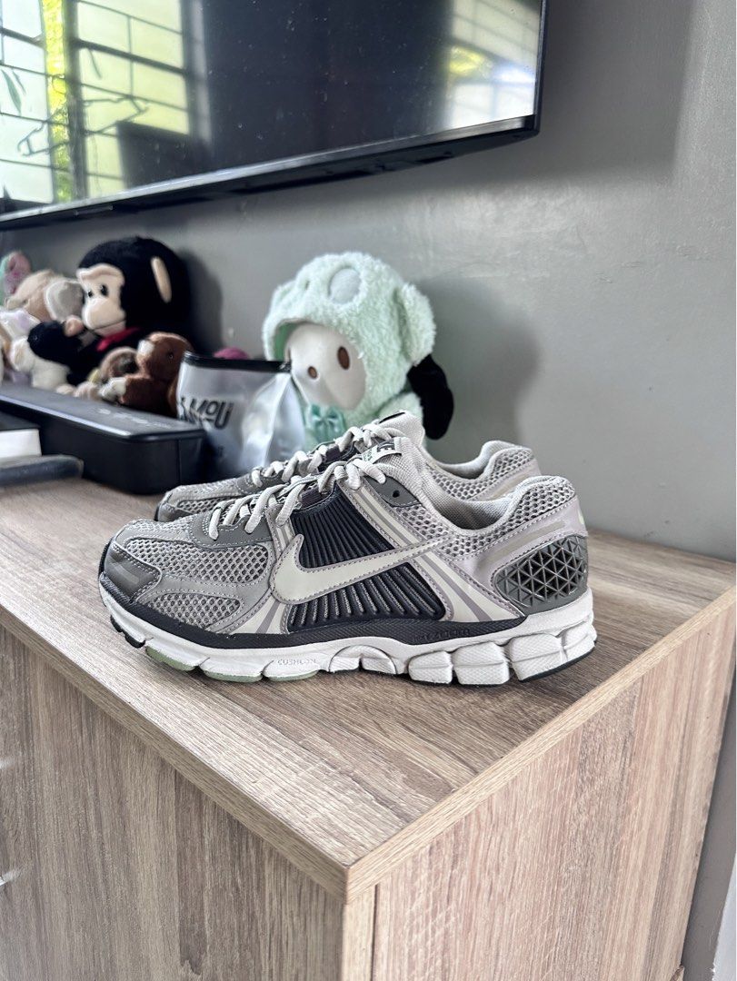 Nike Vomero 5 (Category: Sneakers) located in Manila. Submitted by nilodanzcuadra (Listing ID 1465504851, Image 1). Description: Size 8 womens Excellent condition Loc: north caloocan.