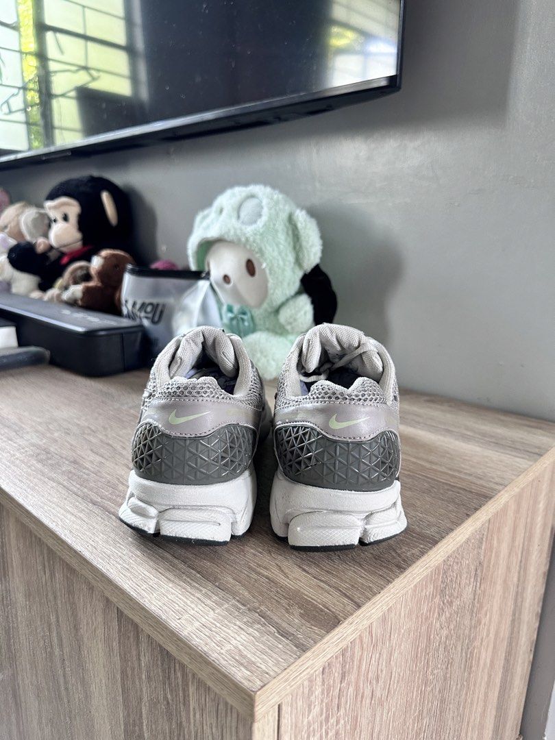 Nike Vomero 5 (Category: Sneakers) located in Manila. Submitted by nilodanzcuadra (Listing ID 1465504851, Image 2). Description: Size 8 womens Excellent condition Loc: north caloocan.