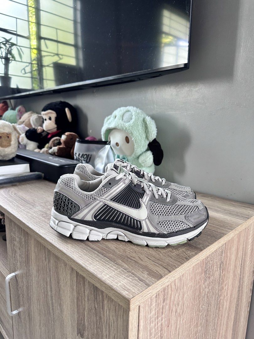 Nike Vomero 5 (Category: Sneakers) located in Manila. Submitted by nilodanzcuadra (Listing ID 1465504851, Image 3). Description: Size 8 womens Excellent condition Loc: north caloocan.