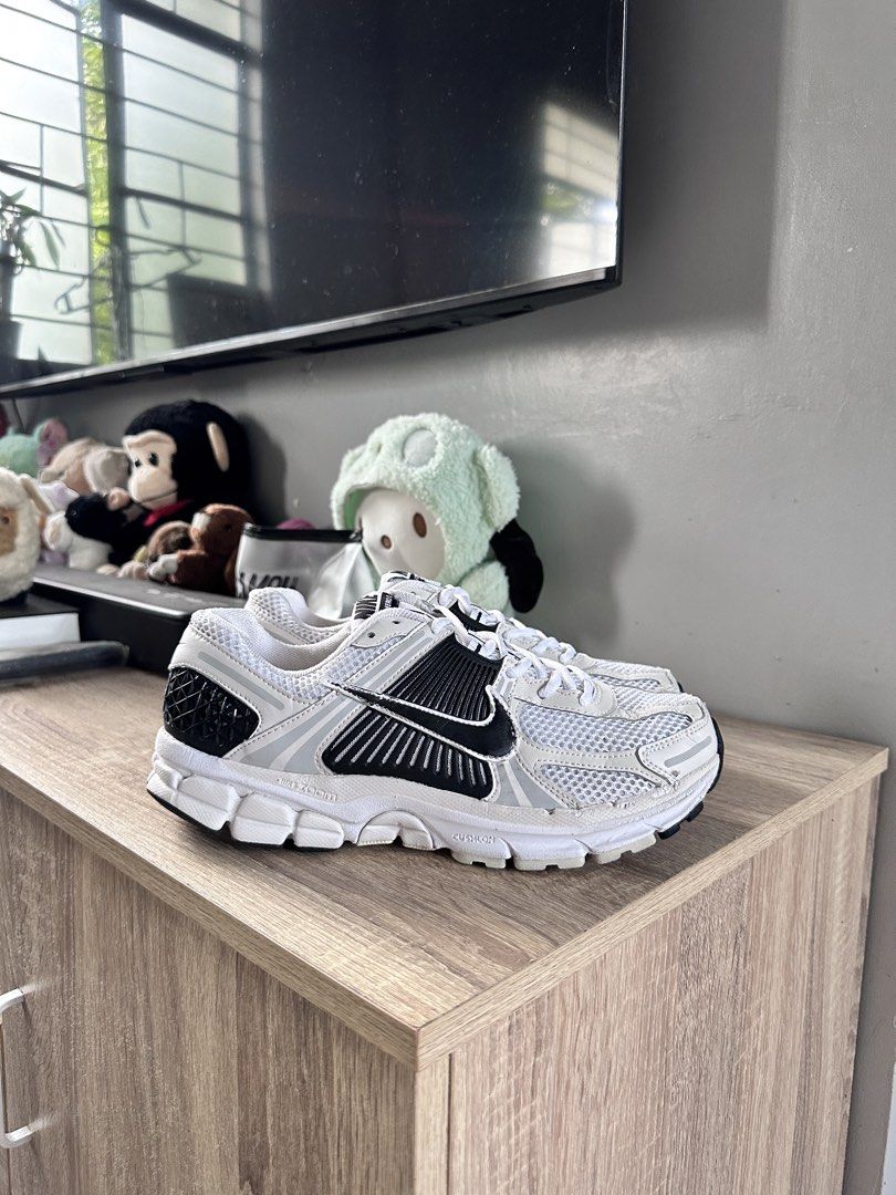 Nike Vomero 5 (Category: Casual Shoes) located in Manila. Submitted by nilodanzcuadra (Listing ID 1465504503, Image 3). Description: Size 9 mens Excellent condition Loc: north caloocan.