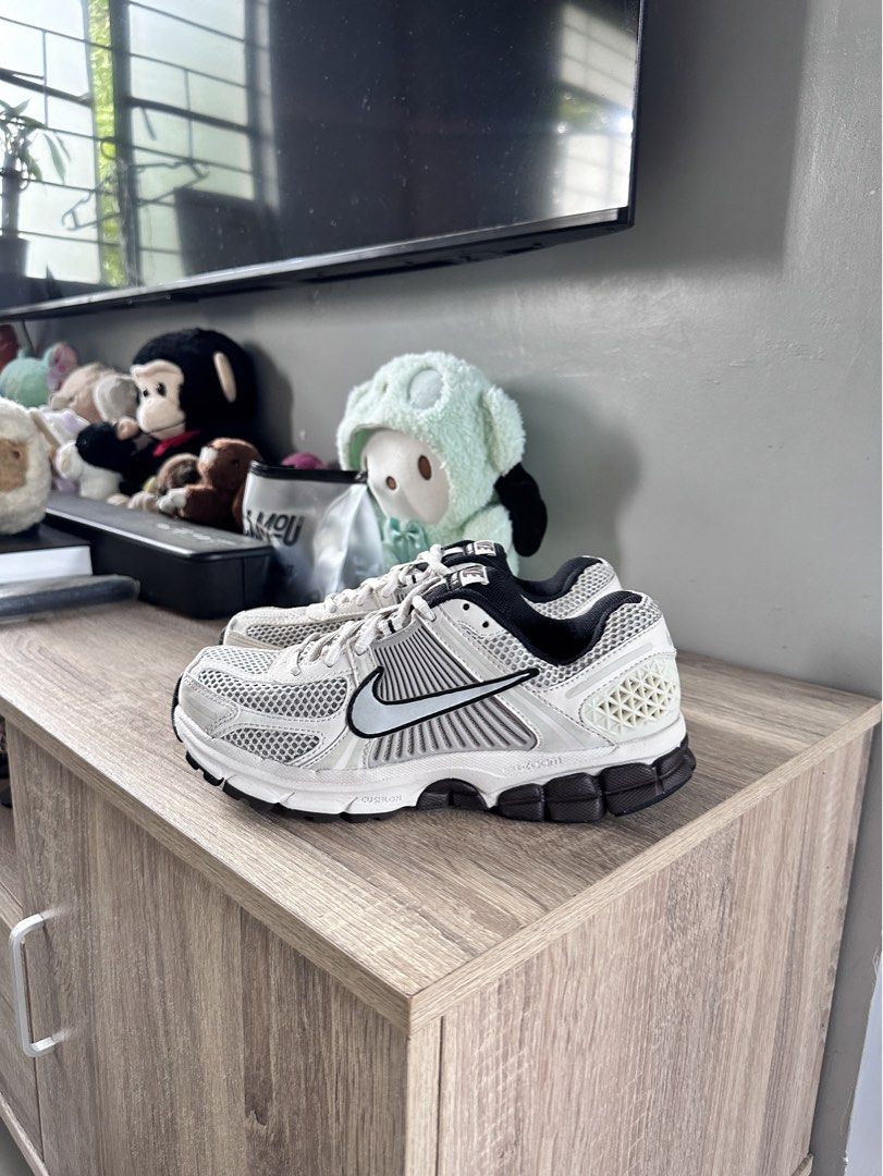 Nike Vomero 5 (Category: Sneakers) located in Manila. Submitted by nilodanzcuadra (Listing ID 1465503915, Image 1). Description: 7.5 womens Good as new Loc: north caloocan.