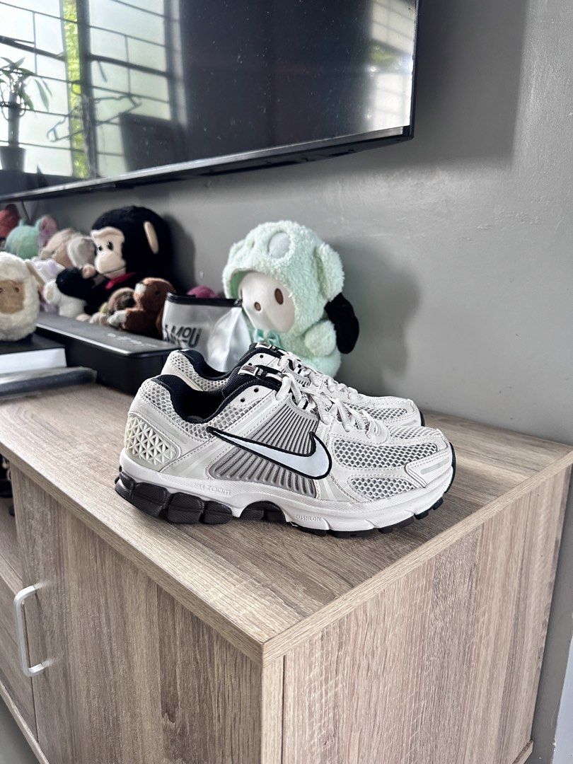 Nike Vomero 5 (Category: Sneakers) located in Manila. Submitted by nilodanzcuadra (Listing ID 1465503915, Image 3). Description: 7.5 womens Good as new Loc: north caloocan.
