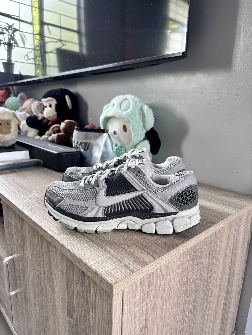Nike Vomero 5 (Category: Sneakers) located in Manila. Submitted by nilodanzcuadra (Listing ID 1465503638, Image 1). Description: Size 8 womens Good as new Loc: north caloocan.