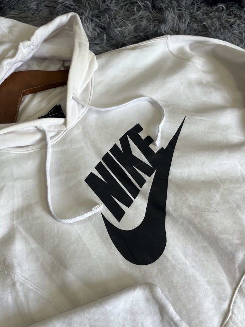 Nike white hoodie (Category: Coats, Jackets and Outerwear) located in Manila. Submitted by cjcuevas_05 (Listing ID 1466558031, Image 2). Description: 📌Tanza Cavite Dimes: 24x27 Good condition GCASH ONLY, can ship thru JnT/orange check out for sf .