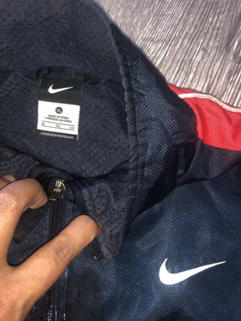 NIKE windbreaker (Category: Coats, Jackets and Outerwear) located in Manila. Submitted by golden_znamss (Listing ID 1466444668, Image 2). Description: NIKE windbreaker 550💸only bago bago pa, galing ibang bansa 📍Montalban.