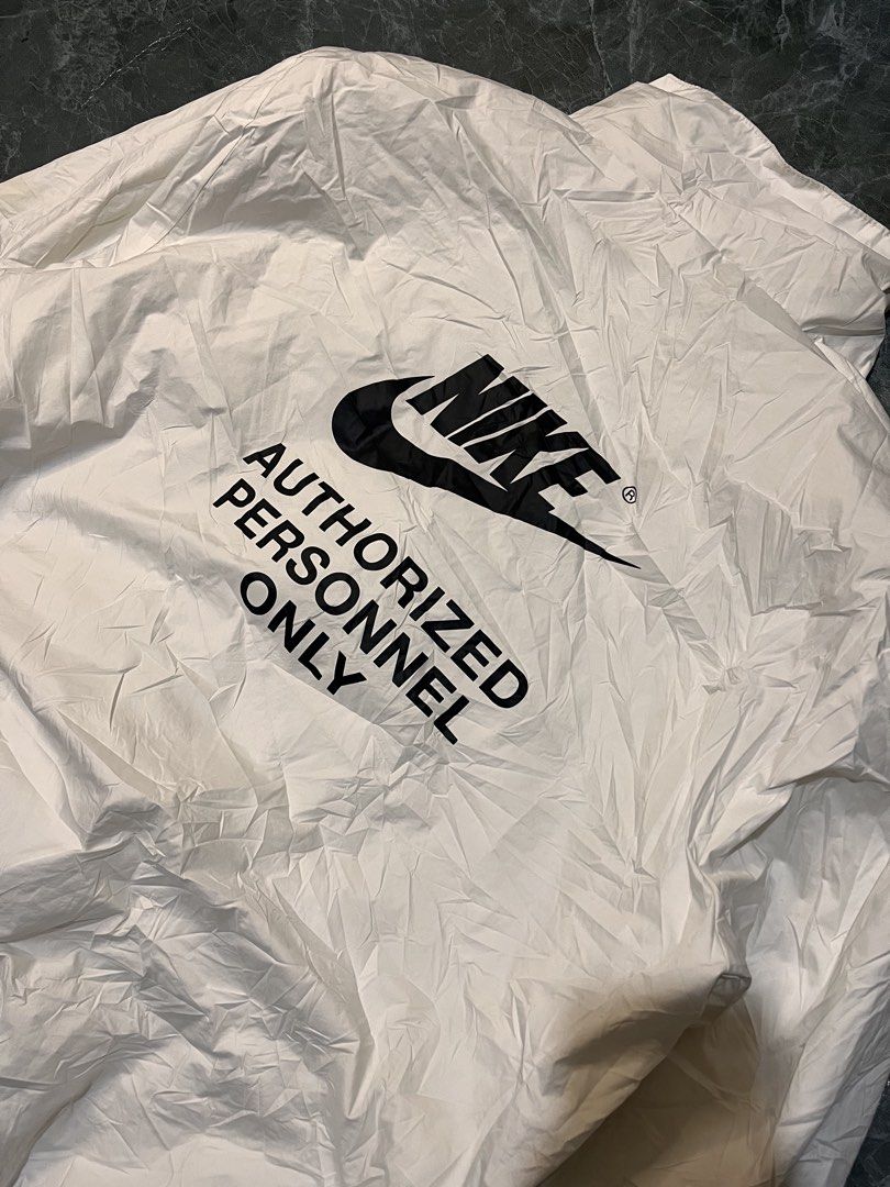 NIKE WOVEN ZIP UP (Category: Hoodies) located in Valencia. Submitted by hunterxthrifter (Listing ID 1466524609, Image 3). Description: GOOD ASNEW NO ISSUE NEED WASH SIZE LARGE .