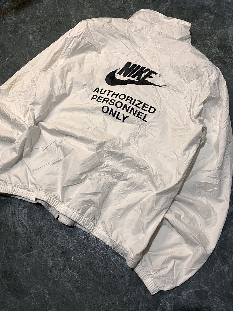 NIKE WOVEN ZIP UP (Category: Hoodies) located in Valencia. Submitted by hunterxthrifter (Listing ID 1466524609, Image 2). Description: GOOD ASNEW NO ISSUE NEED WASH SIZE LARGE .