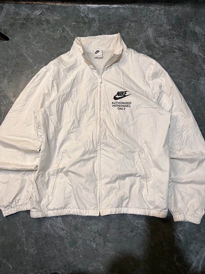 NIKE WOVEN ZIP UP (Category: Hoodies) located in Valencia. Submitted by hunterxthrifter (Listing ID 1466524609, Image 1). Description: GOOD ASNEW NO ISSUE NEED WASH SIZE LARGE .