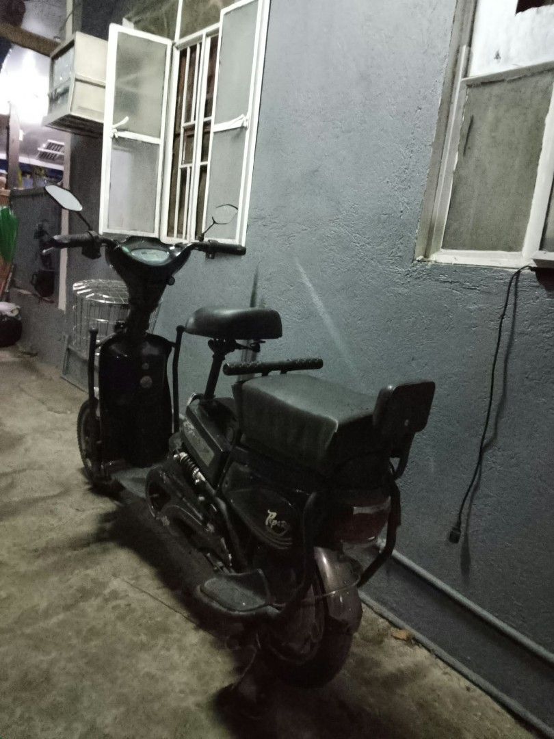 E_BIKE NWOW GB2 (Category: Bicycles) located in Paranaque City. Submitted by royaldeer-2f3b (Listing ID 1466465660, Image 2). Description: Still in good condition, kaya pa ibyahe until 20km with minor scratches but still usable, pm if interested.