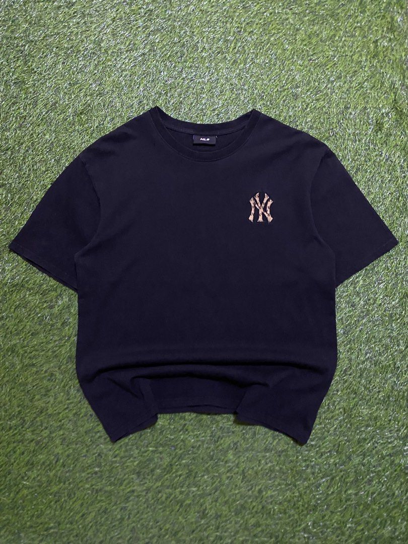 NY MLB (Category: Tshirts & Polo Shirts ) located in Manila. Submitted by niftythrifttt (Listing ID 1466416909, Image 1). Description: NY MLB SIZE L WIDTH - 21.5 LENGTH - 28 COLOR RATE 9.5 EXCELLENT CONDI ISSUE MINI HAIRLINE (NOTICEABLE).