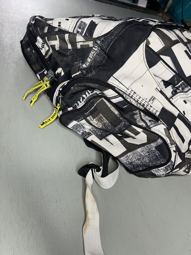OAKLEY (Category: Shoulder Bags) located in Catbalogan. Submitted by wayndsyclee. (Listing ID 1466432400, Image 3). Description: OAKLEY BAG EXCELLENT CONDITION COLOR RATE 9/10 Ganda pang pag dami malalagyan NEED WASH DIMES:W17/L21.