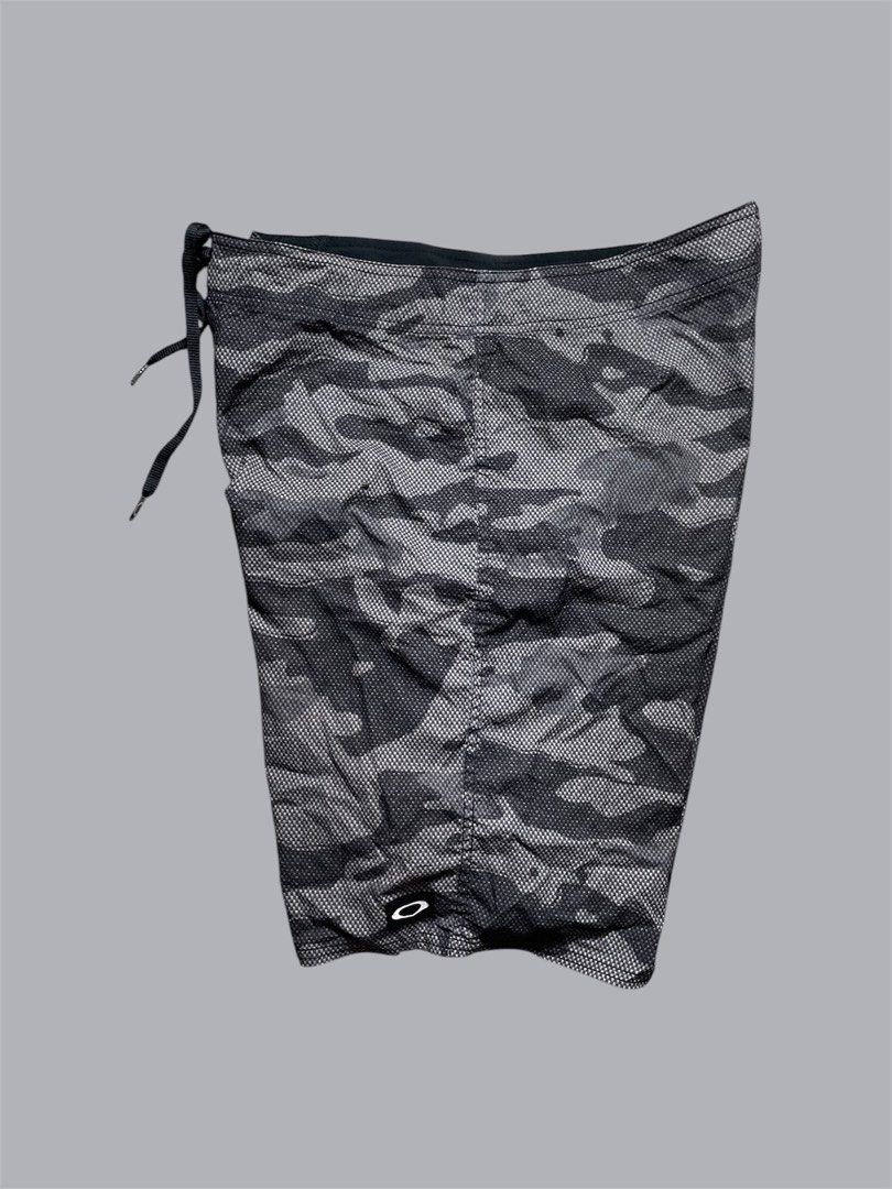 Oakley Camo BoardShorts (Category: Shorts) located in Quezon City. Submitted by renovare.196 (Listing ID 1466506504, Image 2). Description: Oakley Camo BoardShorts Excellent Condition Color Rate: 9.5/10 No Issue Measurements • Width: 34 • Length: 20 • Hem: 11.5 Price: 650 obo DM IF INTERESTED📥.