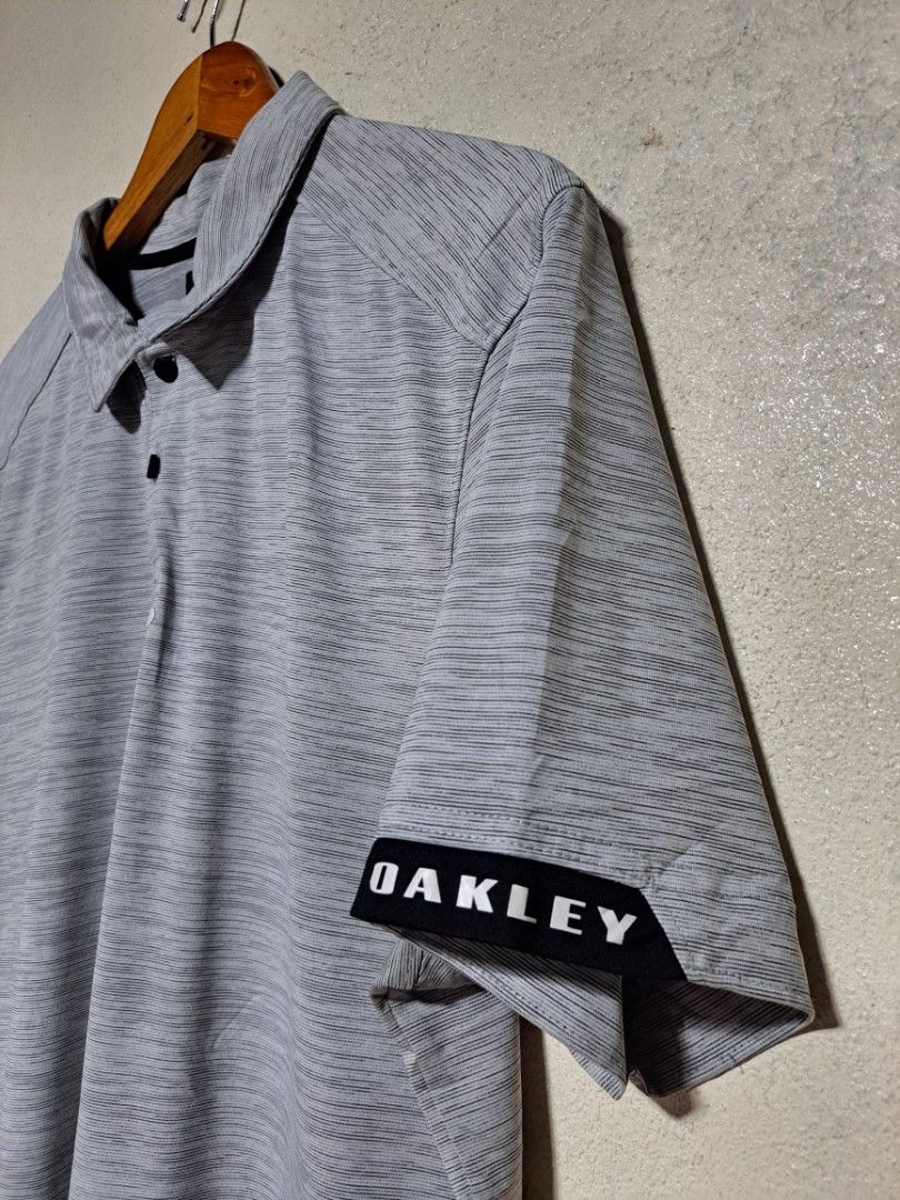 Oakley Gravity Golf Polo (Category: Tshirts & Polo Shirts ) located in Dumaguete. Submitted by jayarbajad49160 (Listing ID 1466448585, Image 3). Description: Oakley Gravity Golf Polo Authentic/Original - 1,800 add sf Excellent Condition Color rate:9.8/10 No issue Size Large Width:22 Length:29 Loc dumaguete city visayas 📩📩📩.