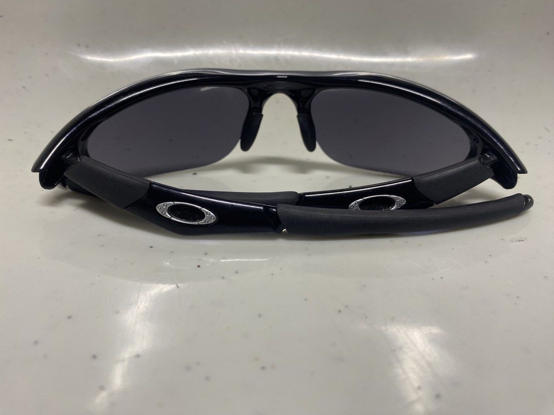 Oakley Half Jacket 1.0 Sunglass (Category: Sunglasses & Eyewear) located in Pasacao. Submitted by wengpullar37205 (Listing ID 1466414001, Image 2). Description: - Brand: Oakley - Color: Classic black frame with dark tinted lenses - Condition: Sturdy frame, clean lenses, and intact nose pads - Features: Arms fold properly, great for daily wear, sports, and outdoor activities - Inclusion: Matching leather-textured hard case with embossed oval logos