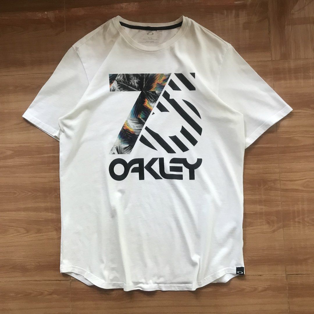 Oakley White Shirt (Category: Tshirts & Polo Shirts ) located in Cebu City. Submitted by whytruekoy (Listing ID 1466349765, Image 2). Description: Oakley White Shirt Authentic Regular fit Size XL W / 22 L / 30 Excellent.