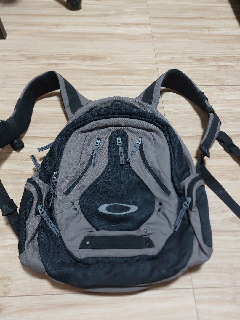 OAKLY BACKPACK (Category: Backpacks) located in Cagayan de Oro. Submitted by lj100614 (Listing ID 1466432805, Image 2). Description: ukay/preloved no flaws large size.