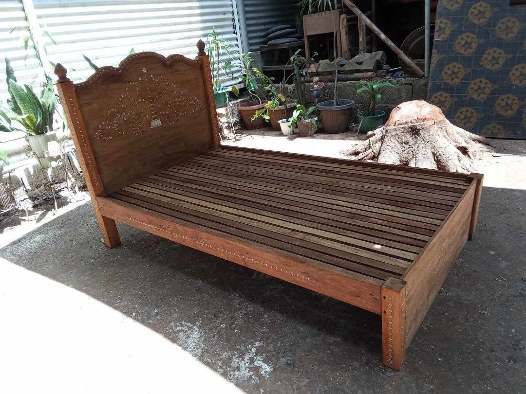 Old Bed (Category: Bed Frames & Mattresses) located in Rizal. Submitted by mommykiee (Listing ID 1466407052, Image 2). Description: Old bed Made of tanguile & ply With bone inlay Size: 40.5x71.5inch Stripped & varnished.