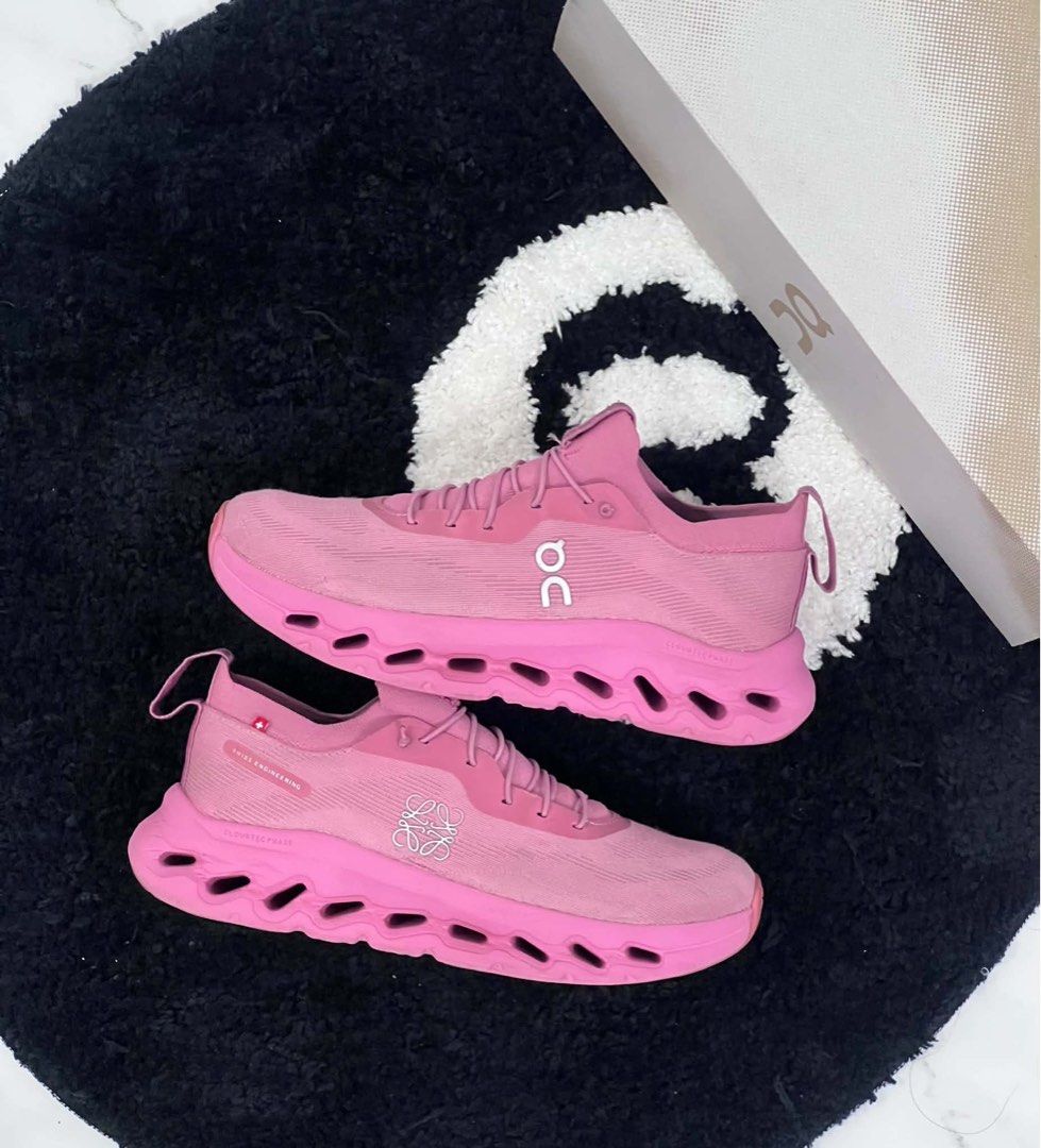 On Cloudtilt X loèwe wild rose (Category: Sneakers) located in Ramon. Submitted by lesaia (Listing ID 1466514856, Image 1). Description: Size 8w Used rep box Selling 11,500!!.