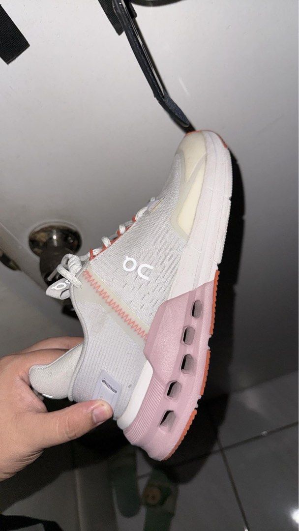 Oncloud W6 (Category: Sneakers) located in Manila. Submitted by uyjj05 (Listing ID 1466388675, Image 2). Description: .
