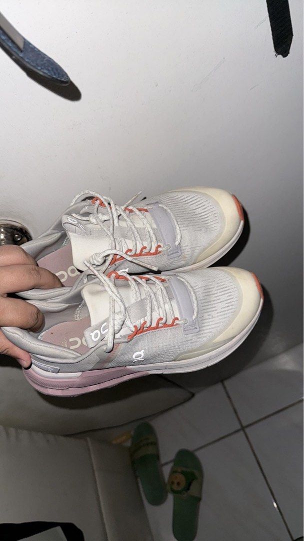 Oncloud W6 (Category: Sneakers) located in Manila. Submitted by uyjj05 (Listing ID 1466388675, Image 1). Description: .