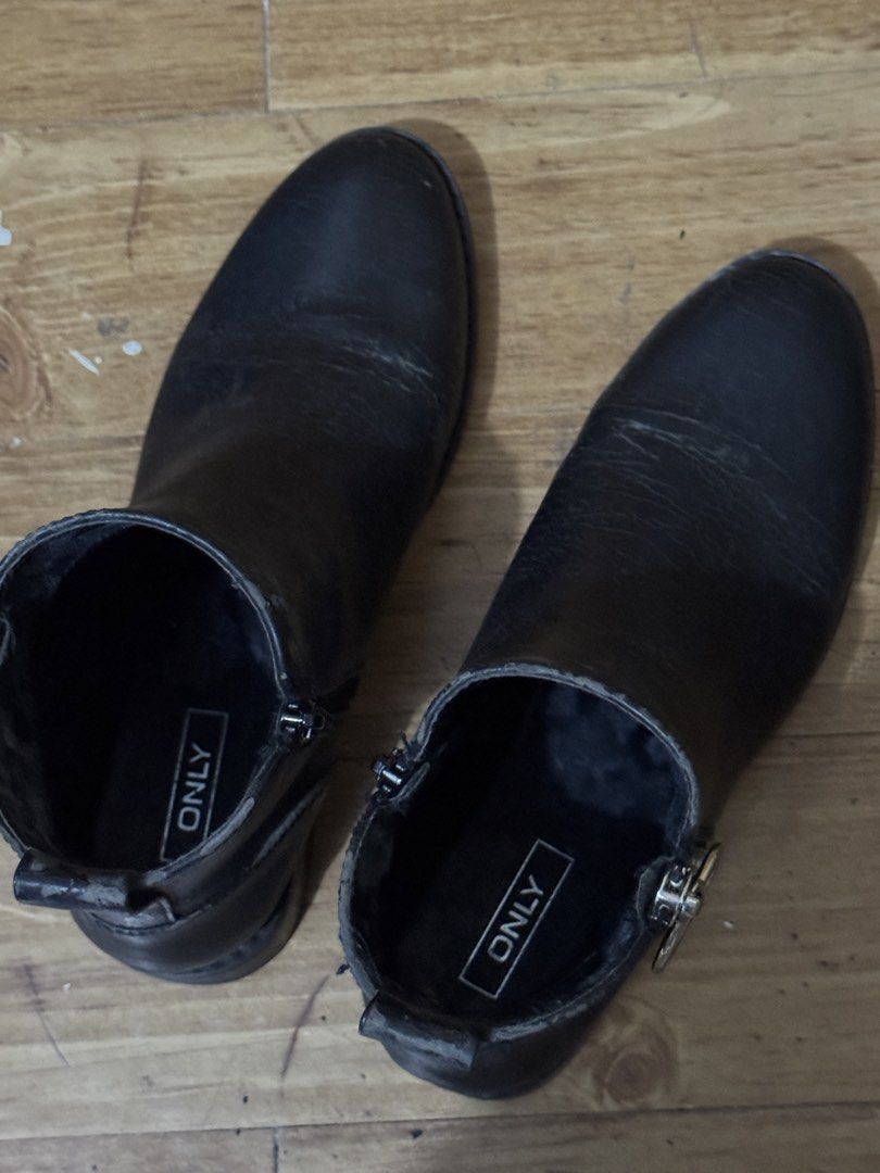 Only Black Boots (Category: Boots) located in Pasig City. Submitted by authentic_preloved_by_elca (Listing ID 1466460662, Image 2). Description: Authentic ONLY boots. RFS: Has molds (was not stored properly after my last use). Needs cleaning. Has flaking concern, no time to have this restored. .