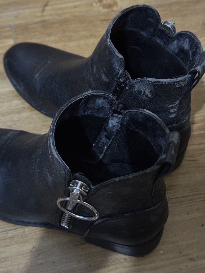 Only Black Boots (Category: Boots) located in Pasig City. Submitted by authentic_preloved_by_elca (Listing ID 1466460662, Image 3). Description: Authentic ONLY boots. RFS: Has molds (was not stored properly after my last use). Needs cleaning. Has flaking concern, no time to have this restored. .