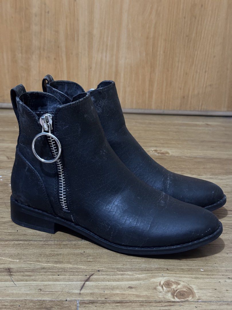 Only Black Boots (Category: Boots) located in Pasig City. Submitted by authentic_preloved_by_elca (Listing ID 1466460662, Image 1). Description: Authentic ONLY boots. RFS: Has molds (was not stored properly after my last use). Needs cleaning. Has flaking concern, no time to have this restored. .