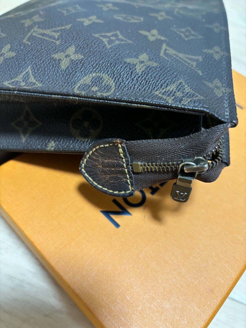 💯Orig LV pouch complete set❗️ (Category: Luxury Bags & Wallets) located in Manila. Submitted by calmforest-007b69 (Listing ID 1463526508, Image 3). Description: please see the photos.