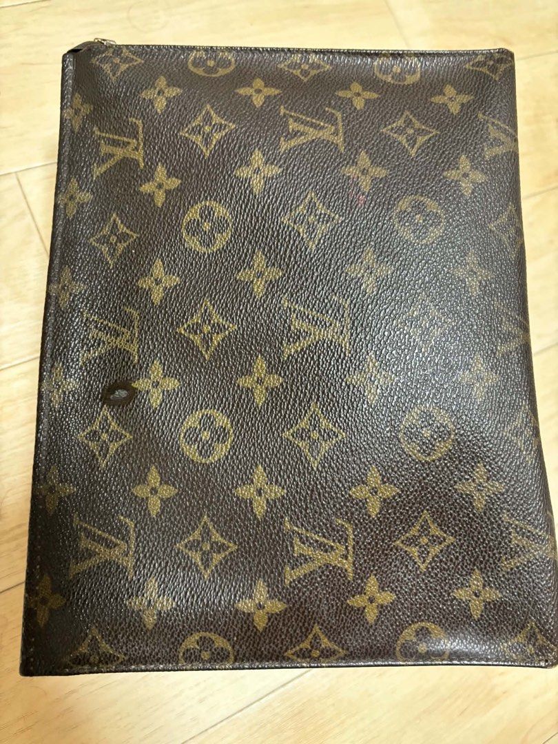 💯Orig LV pouch complete set❗️ (Category: Luxury Bags & Wallets) located in Manila. Submitted by calmforest-007b69 (Listing ID 1463526508, Image 1). Description: please see the photos.