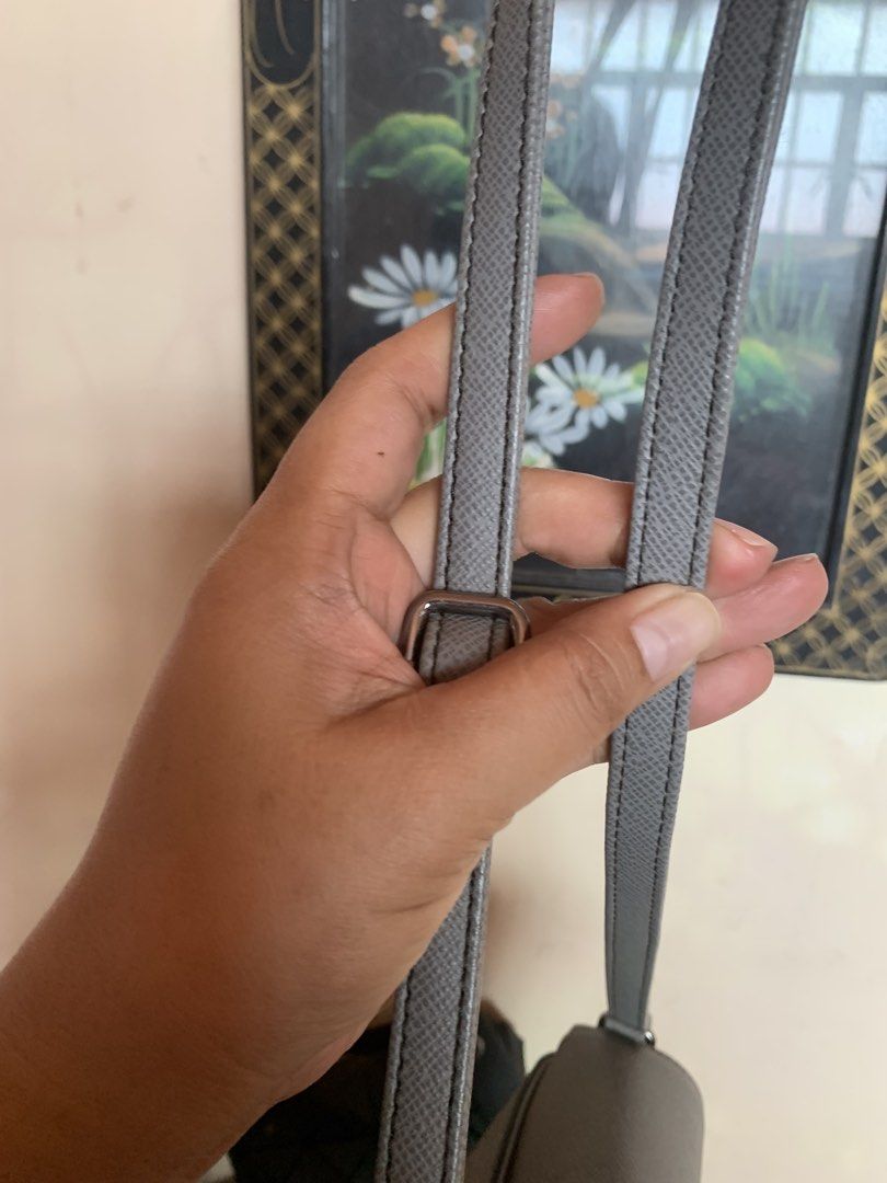 Original Anne Klein Sling Bag (Category: Cross-body Bags) located in Aliaga. Submitted by ukaybags2428 (Listing ID 1466352516, Image 2). Description: Small Sign of usage only Cute nito matibay .