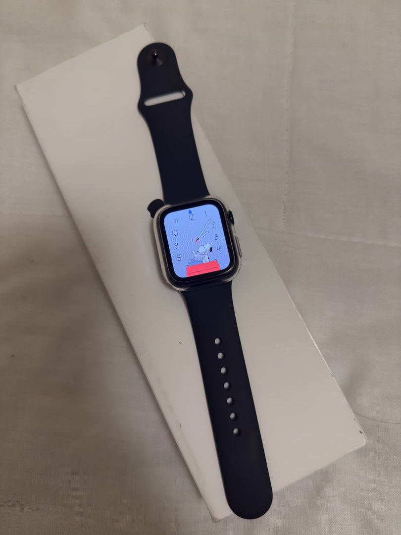 Original Apple Watch SE 3 40mm Midnight (Category: Wearables & Smart Watches) located in Paranaque City. Submitted by posh.mnl08 (Listing ID 1466457557, Image 1). Description: Opened and tested only Complete inclusions 100% batt health Bought in Qatar 40mm S/M.