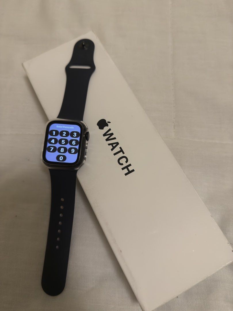 Original Apple Watch SE 3 40mm Midnight (Category: Wearables & Smart Watches) located in Paranaque City. Submitted by posh.mnl08 (Listing ID 1466457557, Image 2). Description: Opened and tested only Complete inclusions 100% batt health Bought in Qatar 40mm S/M.