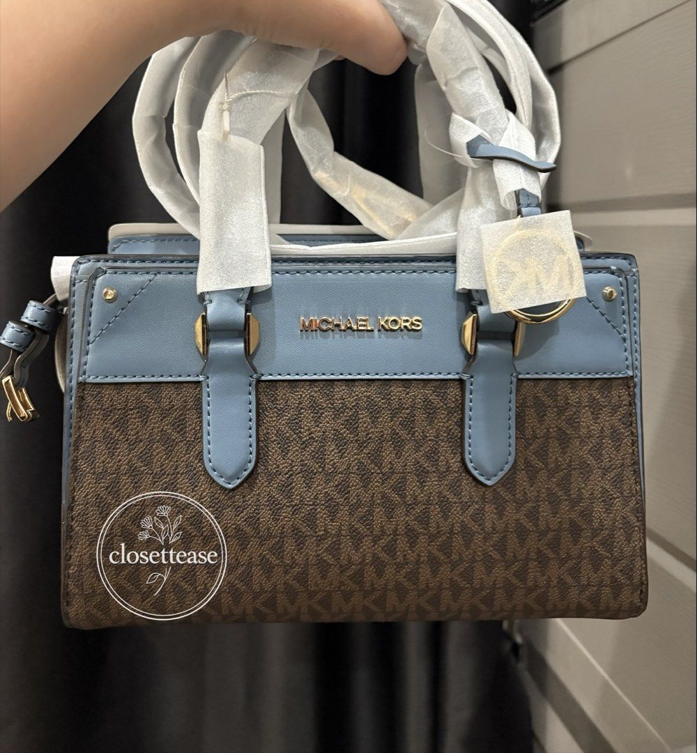 MK Michael Kors Original michael kors two way bag (Category: Cross-body Bags) located in Manila. Submitted by closettease (Listing ID 1466537172, Image 1). Description: selling low, can bundle with the green one for 6500📍 both with paperbag and its tag attachment Send pm for more pictures, not including all of the photos here to avoid photo grabbing 🤍.