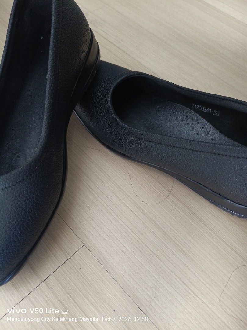 OTTO Black Genuine Leather Flats (Category: Flats & Sandals) located in Manila. Submitted by prettylook48762 (Listing ID 1466385059, Image 3). Description: Classic black flats from Otto. Made of genuine textured leather. Slip-on design with a clean, rounded toe shape. Interior lining stamped with the brand logo and size details. Versatile footwear for work, school, or daily errands. Very comfortable everyday shoes..