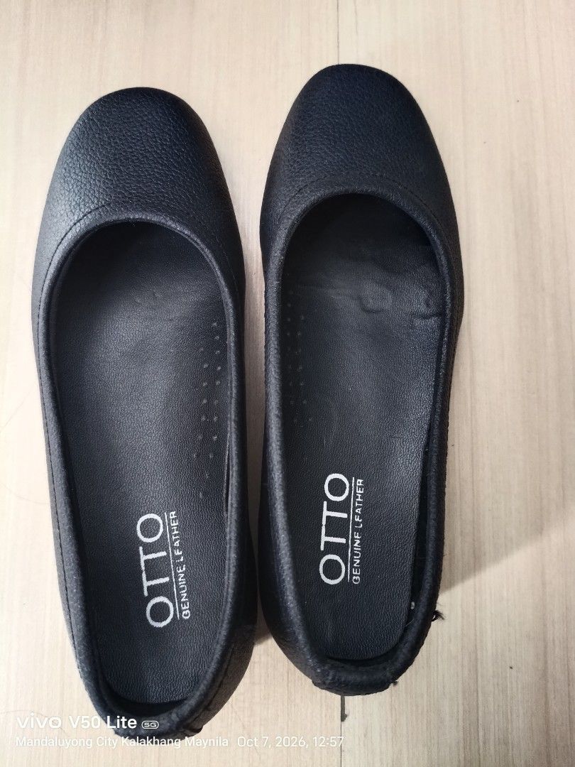 OTTO Black Genuine Leather Flats (Category: Flats & Sandals) located in Manila. Submitted by prettylook48762 (Listing ID 1466385059, Image 1). Description: Classic black flats from Otto. Made of genuine textured leather. Slip-on design with a clean, rounded toe shape. Interior lining stamped with the brand logo and size details. Versatile footwear for work, school, or daily errands. Very comfortable everyday shoes..