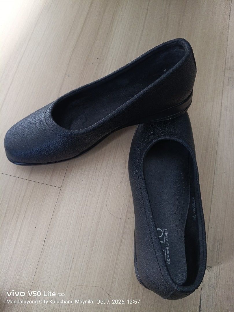 OTTO Black Genuine Leather Flats (Category: Flats & Sandals) located in Manila. Submitted by prettylook48762 (Listing ID 1466385059, Image 2). Description: Classic black flats from Otto. Made of genuine textured leather. Slip-on design with a clean, rounded toe shape. Interior lining stamped with the brand logo and size details. Versatile footwear for work, school, or daily errands. Very comfortable everyday shoes..